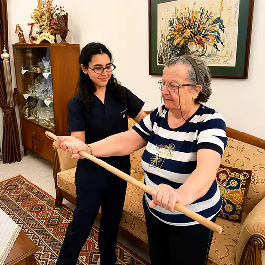 Boyun düzleşmesi yaşayan hastaya uygulanan fizyoterapi ve manuel terapi tedavisi.